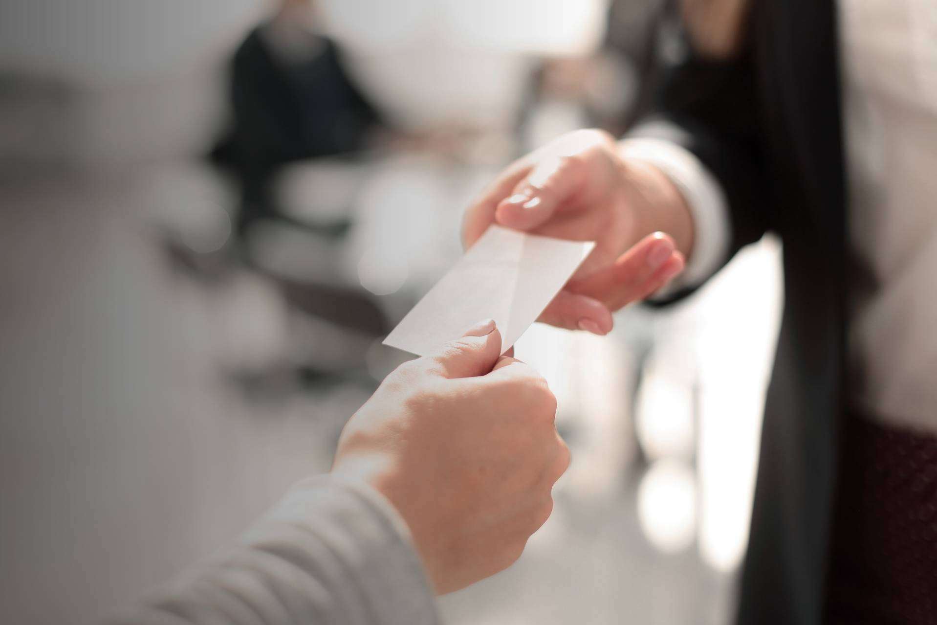 What paper business cards can’t do (but Knowee can)